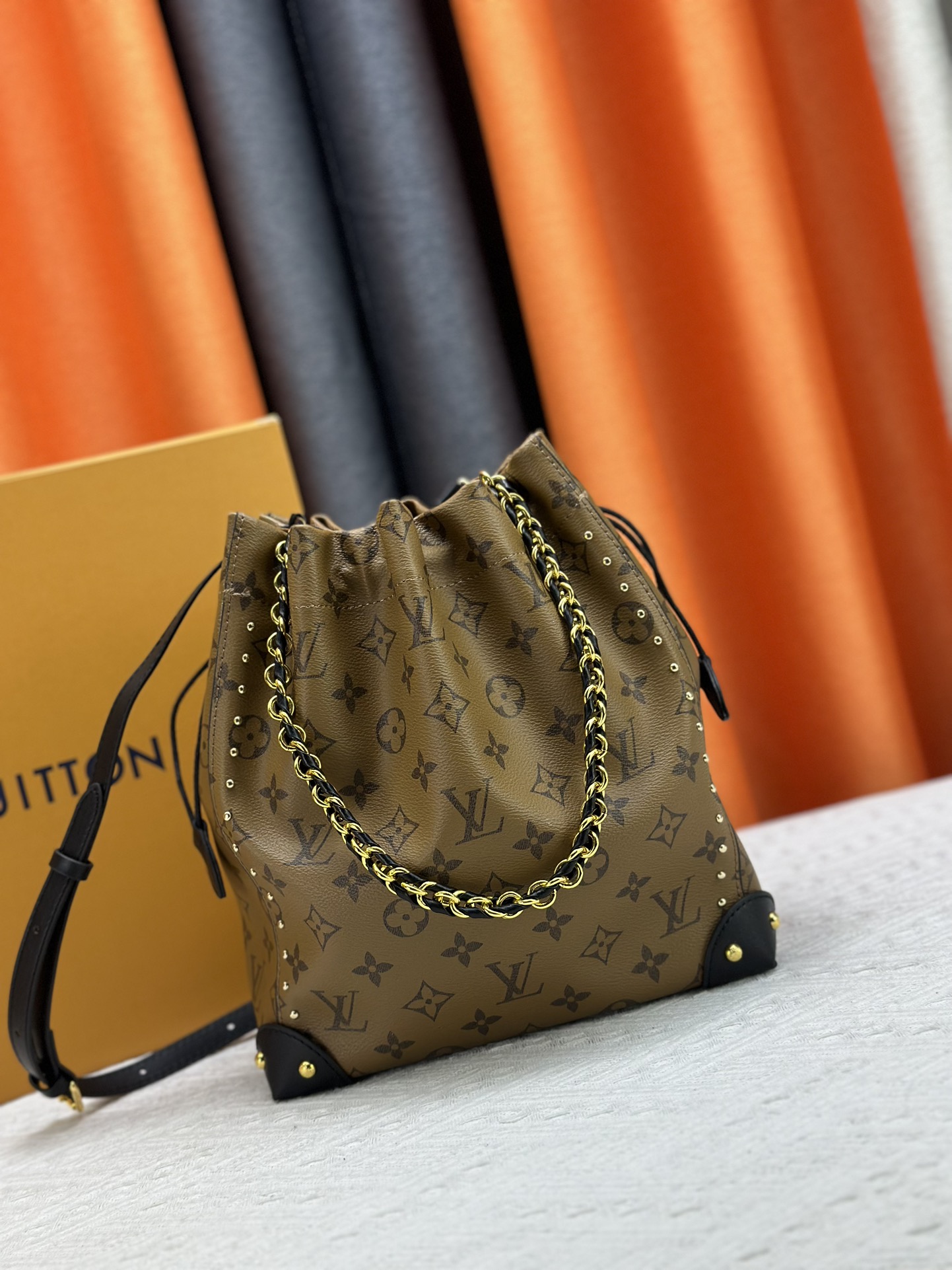 LV bag 562